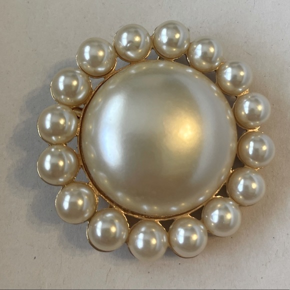 Kenneth Jay Lane KJL Circle Pearl Gold Brooch - Picture 2 of 4